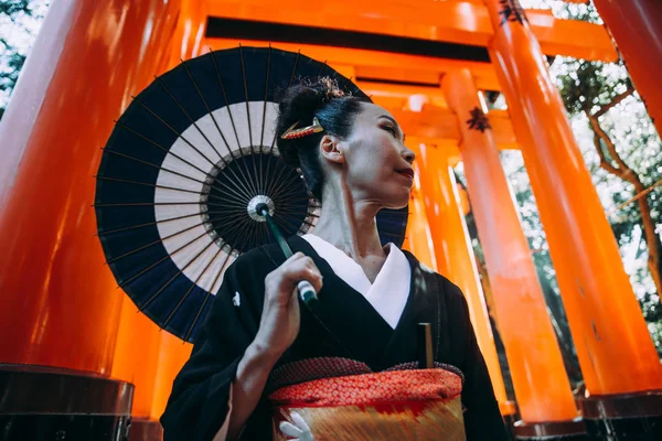 Bela japonês sênior mulher andando no fushimi inari shr — Fotografia de Stock