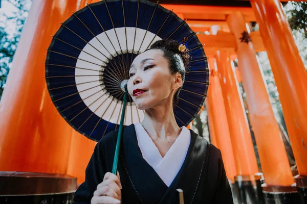 Güzel Japon kadın fushimi Inari shr yürüyüş kıdemli — Stok fotoğraf