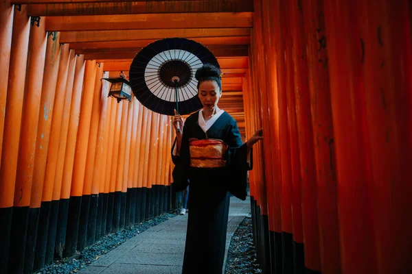 Vackra japanska senior kvinna promenader i fushimi inari shr — Stockfoto