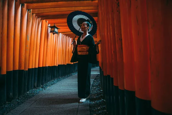 Bela japonês sênior mulher andando no fushimi inari shr — Fotografia de Stock