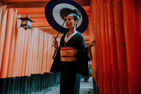 Красивая японская пожилая женщина, идущая в Fushimi inari shr — стоковое фото