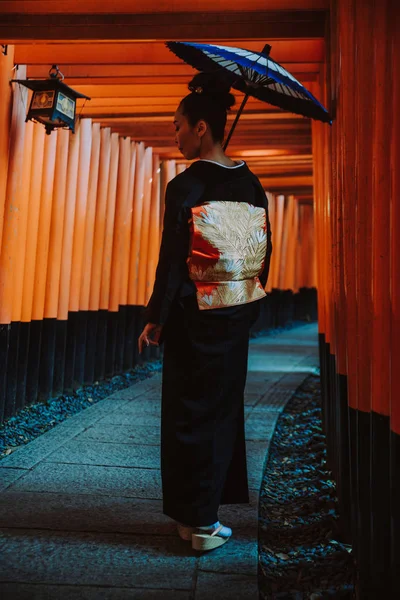 Hermosa japonesa mayor mujer caminando en el fushimi inari shr —  Fotos de Stock