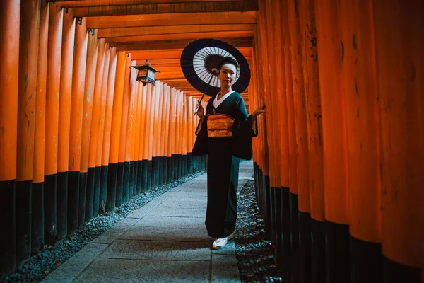 美丽的日本高级女子走在伏伊纳里 shr — 图库照片