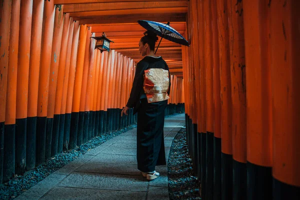 Bela japonês sênior mulher andando no fushimi inari shr — Fotografia de Stock