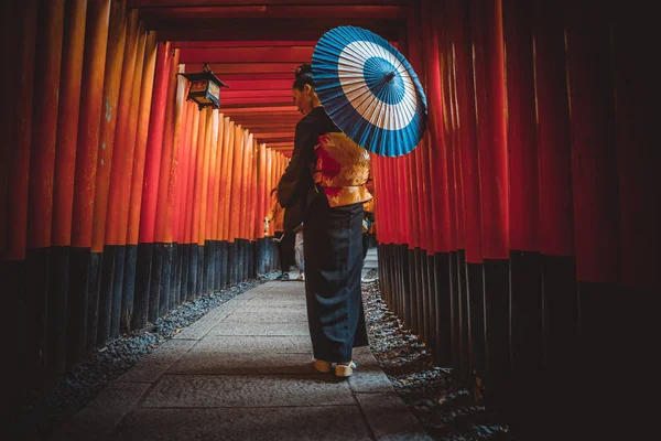 Frumos japonez senior femeie mers pe jos în the fushimi inari shr — Fotografie, imagine de stoc