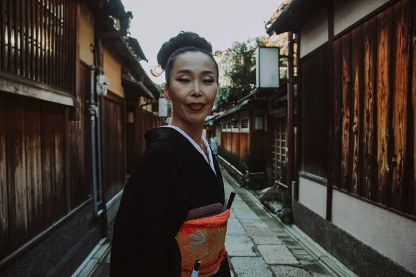 Hermosa mujer mayor japonesa caminando en el pueblo. Típico — Foto de Stock