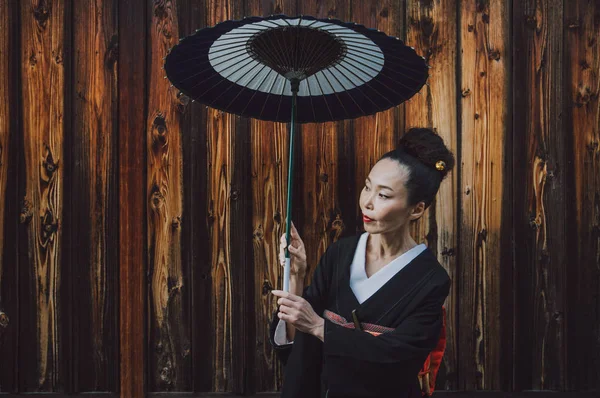 Hermosa mujer mayor japonesa caminando en el pueblo. Típico — Foto de Stock