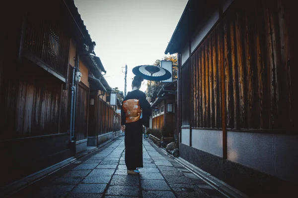 Frumoasă femeie japoneză în vârstă de mers pe jos în sat. Tipic — Fotografie, imagine de stoc
