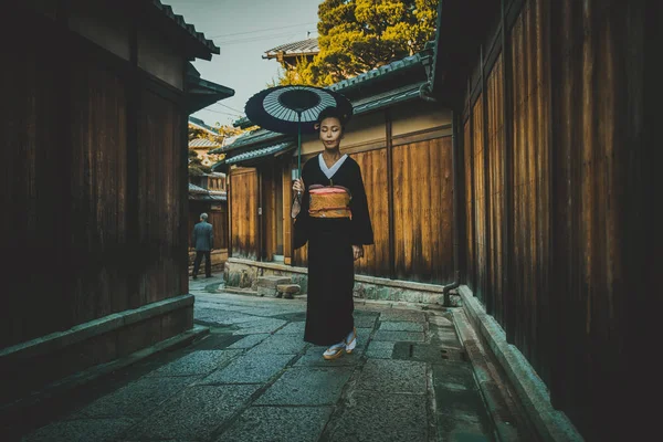 Красива японська старша жінка, що гуляє в селі. Типовий — стокове фото