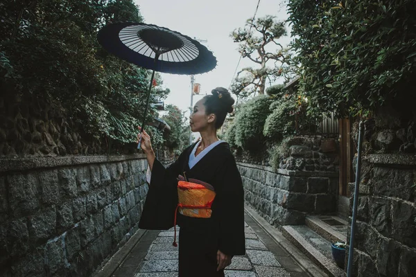 Bela mulher sênior japonesa andando na aldeia. Típico — Fotografia de Stock