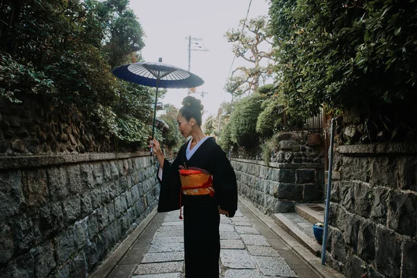 Hermosa mujer mayor japonesa caminando en el pueblo. Típico —  Fotos de Stock
