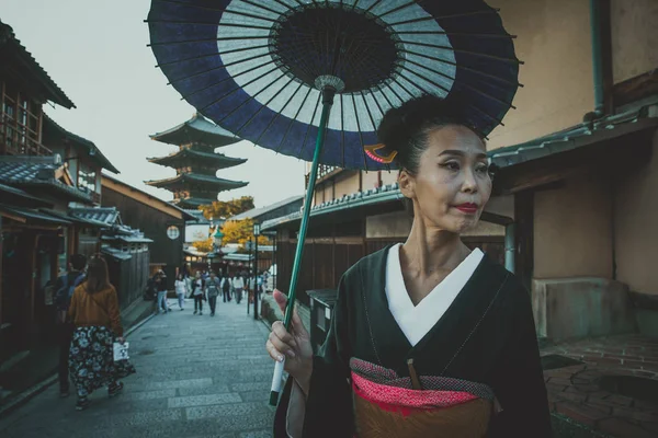 Belle femme japonaise sénior marchant dans le village. Typique — Photo