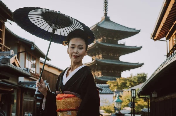 Belle femme japonaise sénior marchant dans le village. Typique — Photo