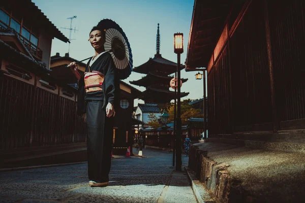 Krásná japonská starší žena chůze ve vesnici. Typická — Stock fotografie