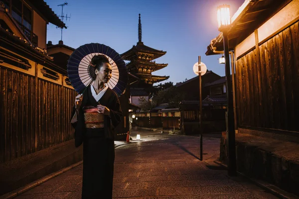 Schöne japanische Seniorin, die durch das Dorf geht. typisch — Stockfoto