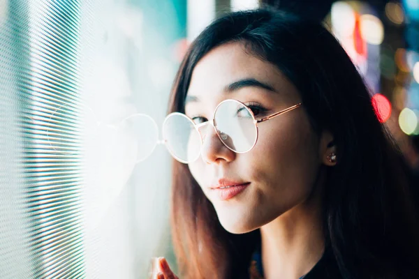 Bonita asiático japonês menina rua retratos — Fotografia de Stock