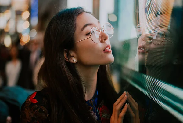 Красива азіатська японська дівчина вуличні портрети — стокове фото