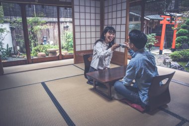 Genç Japon çift evlerinde zaman harcama