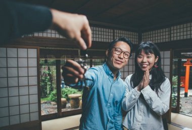 Genç Japon çift evlerinde zaman harcama