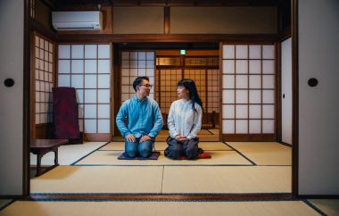 Genç Japon çift evlerinde zaman harcama