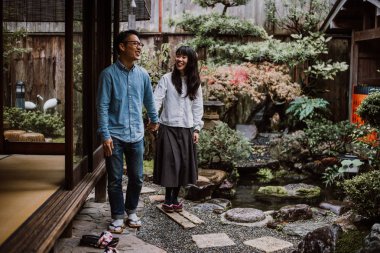 Genç Japon çift evlerinde zaman harcama