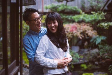 Genç Japon çift evlerinde zaman harcama