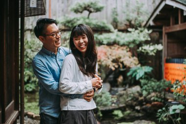 Genç Japon çift evlerinde zaman harcama