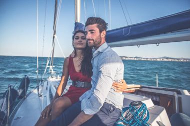 mutlu çift romantik cruise yelken teknesine