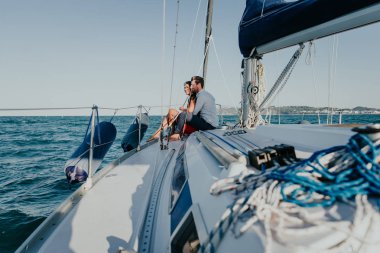 mutlu çift romantik cruise yelken teknesine