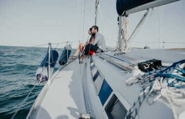 mutlu çift romantik cruise yelken teknesine