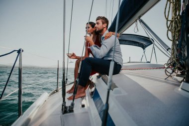 mutlu çift romantik cruise yelken teknesine