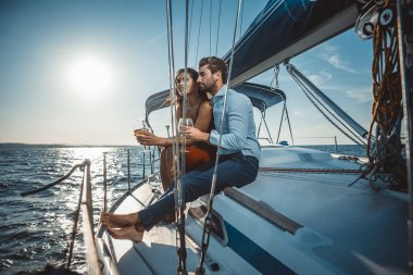 mutlu çift romantik cruise yelken teknesine