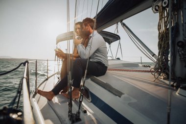 mutlu çift romantik cruise yelken teknesine