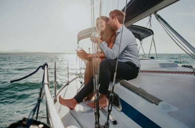 mutlu çift romantik cruise yelken teknesine