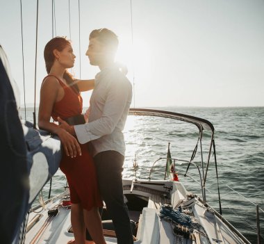 mutlu çift romantik cruise yelken teknesine