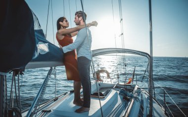 mutlu çift romantik cruise yelken teknesine