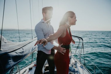 mutlu çift romantik cruise yelken teknesine