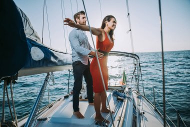 mutlu çift romantik cruise yelken teknesine
