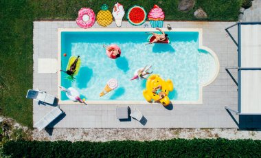 Bir grup arkadaş havuzda eğleniyor. 