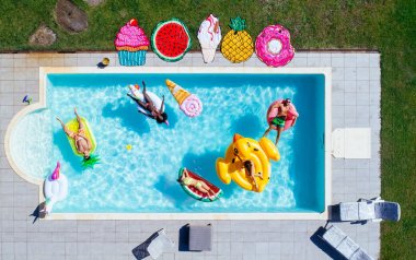 Bir grup arkadaş havuzda eğleniyor. 