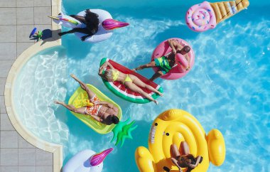 Bir grup arkadaş havuzda eğleniyor. 