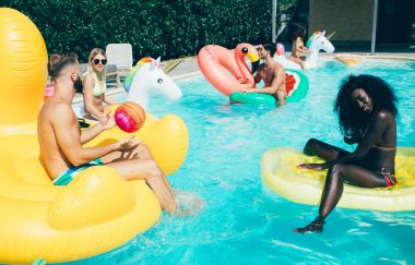Bir grup arkadaş havuzda eğleniyor. 