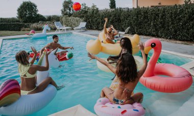Bir grup arkadaş havuzda eğleniyor. 