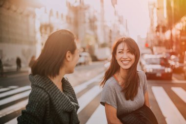 İki Japon kadınların yanında Tokyo gündüz sırasında. Shoppi yapma