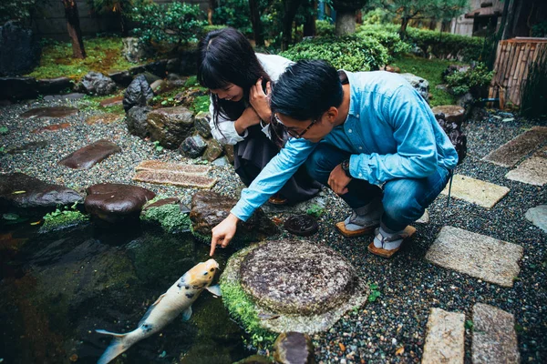 Unga japanska par spendera tid i deras hus — Stockfoto