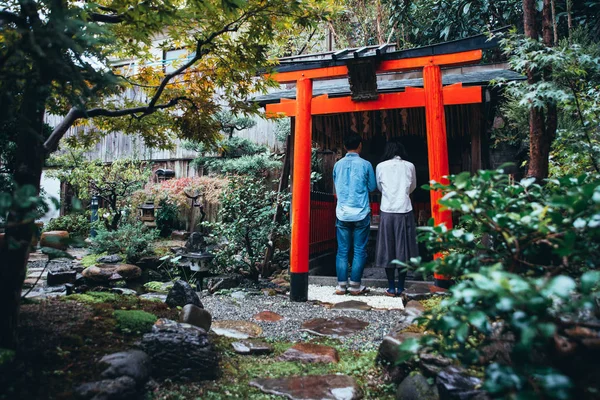 Jovem casal japonês passar tempo em sua casa — Fotografia de Stock