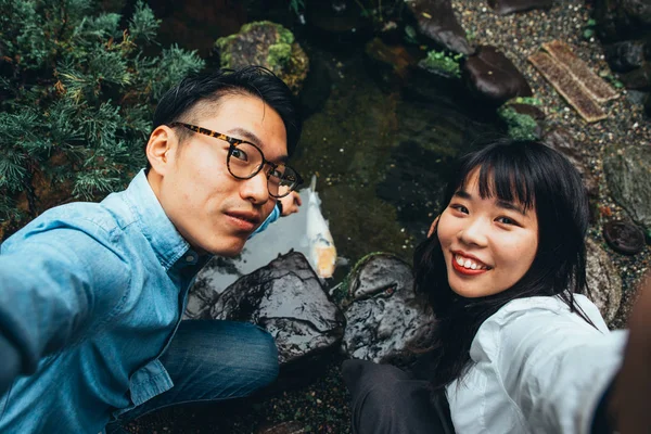 Young japanese couple spending time in their house — Stock Photo, Image