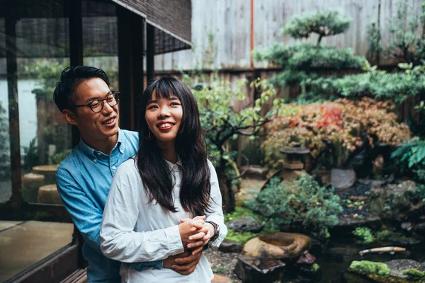 Young japanese couple spending time in their house — Stock Photo, Image