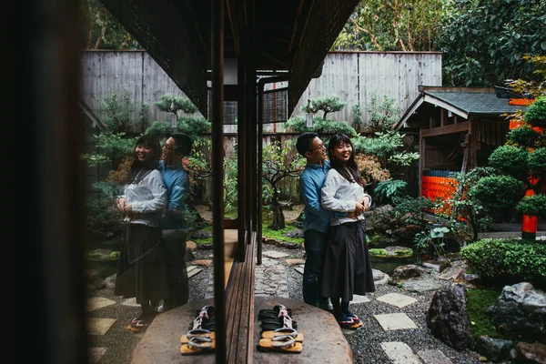 Νεαρό ζευγάρι Ιάπωνες που αφιερώνουν χρόνο στο σπίτι τους — Φωτογραφία Αρχείου
