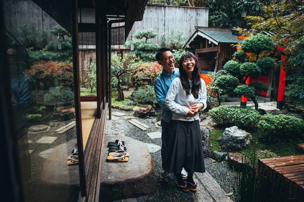 Joven pareja japonesa pasando tiempo en su casa — Foto de Stock